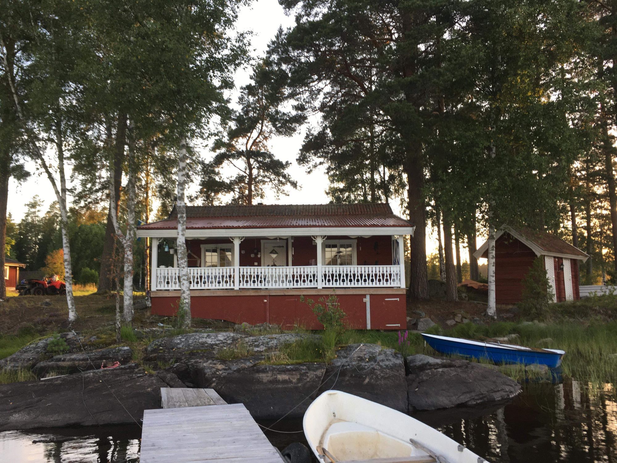 Stuga vid sjö – bild 3 av 18