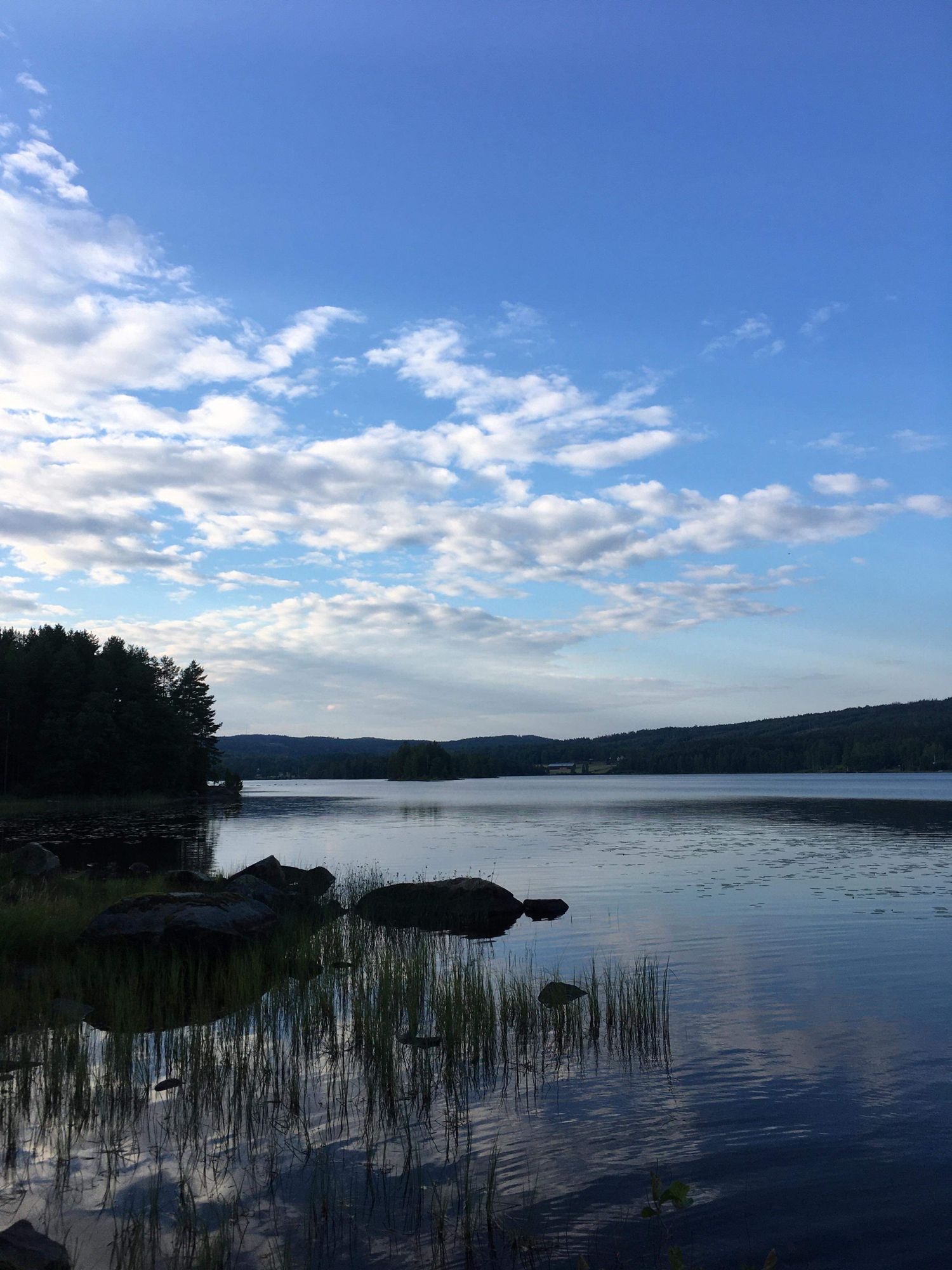 Stuga vid sjö – bild 16 av 18