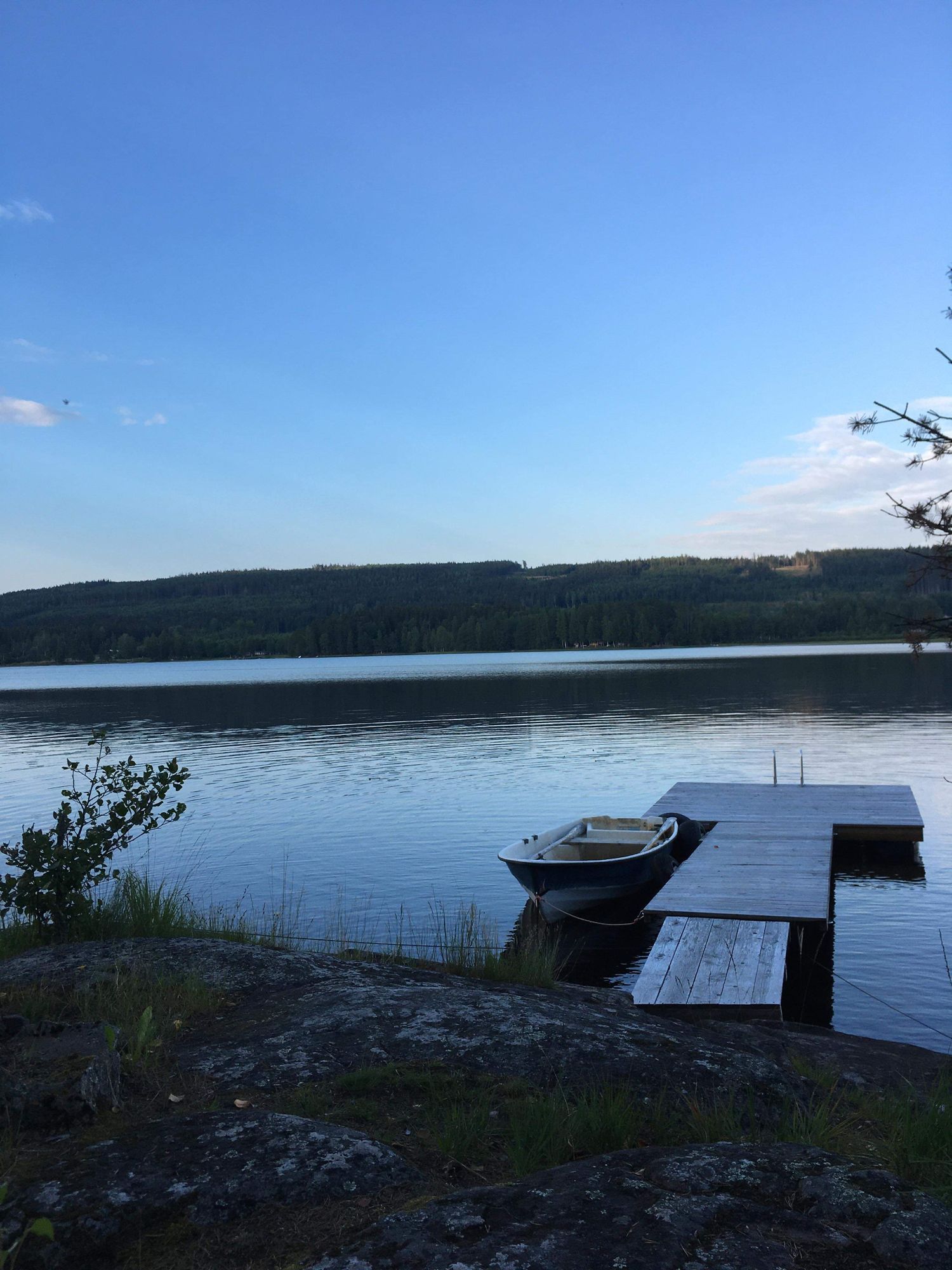 Stuga vid sjö – bild 12 av 18