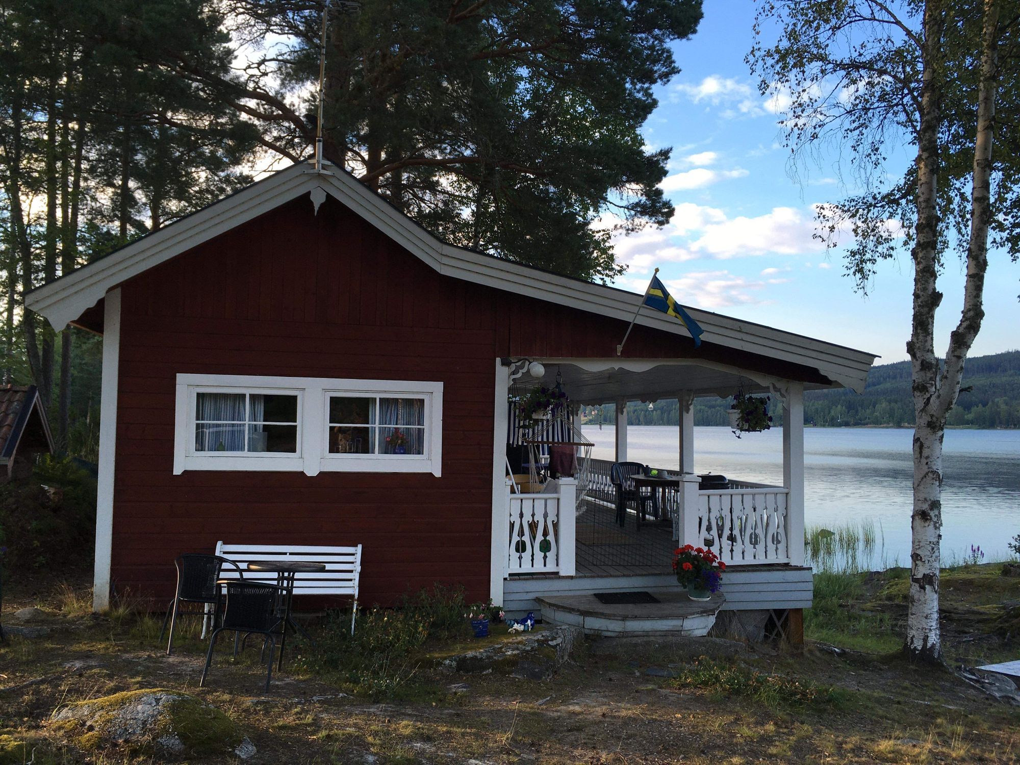Stuga vid sjö – bild 4 av 18