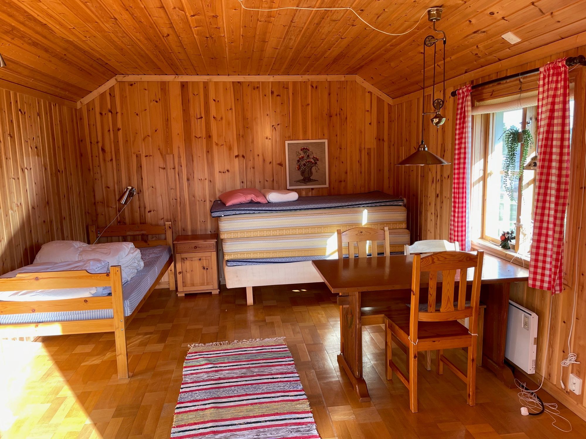 Hus i centrala Jokkmokk, med utsikt mot solnedgång – bild 17 av 20