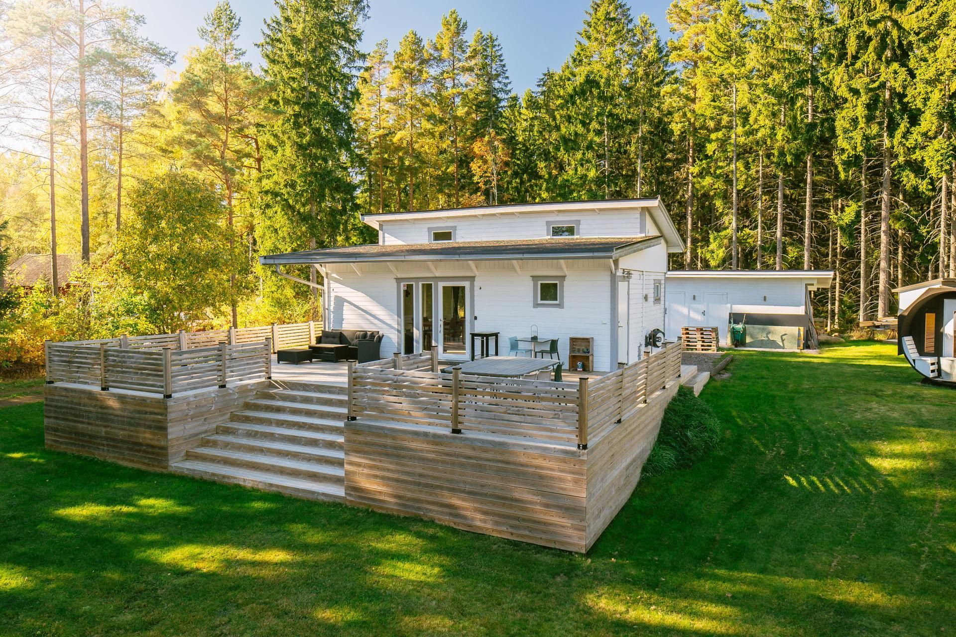 Sommarstuga på ö med närhet till vatten – bild 2 av 10