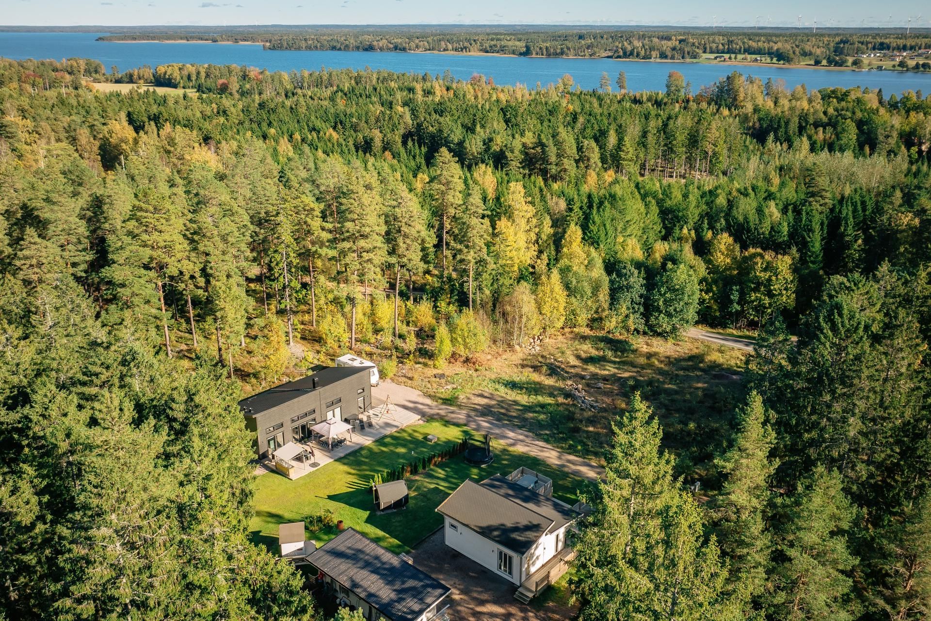 Sommarstuga på ö med närhet till vatten – bild 3 av 10