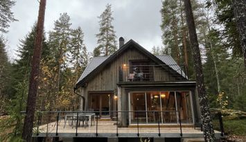 Semesterhus i avskilt läge med motorbåt badtunna