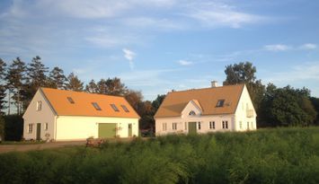 Bo på vår sparrisgård och upptäck Kullabygden!