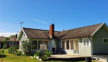 Mysigt fritidshus vid Blekingekusten