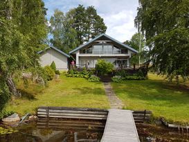 Mysig stor Villa med egen brygga vid sjö och natur