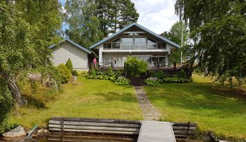 Mysig stor Villa med egen brygga vid sjö och natur