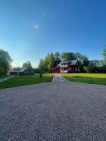 Hus vid vattnet i idyllisk miljö