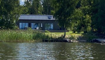 Fantastiskt hus vid Mälaren med egen brygga.