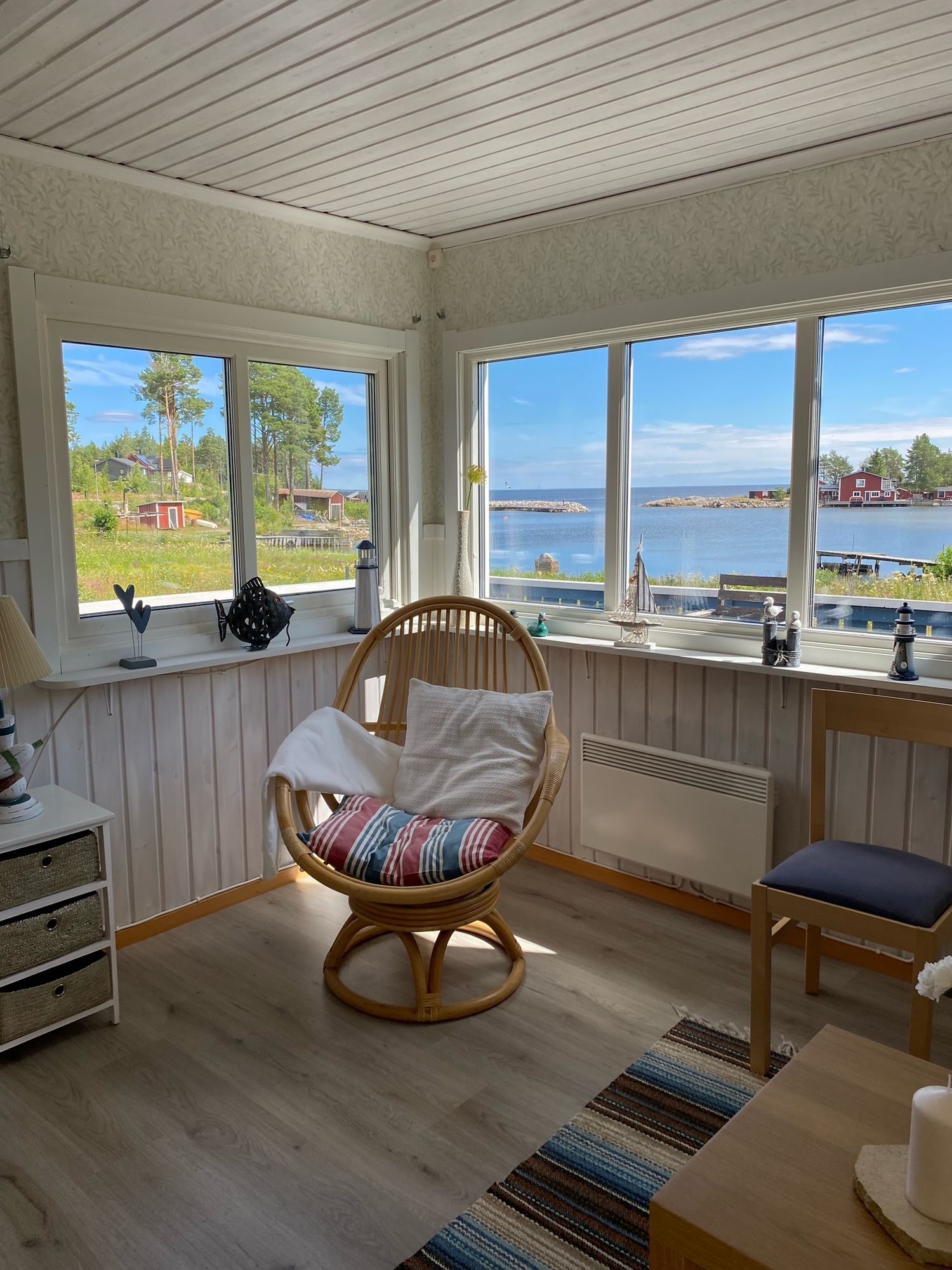 Stuga med fantastiskt läge vid havet i Stocka – bild 7 av 14