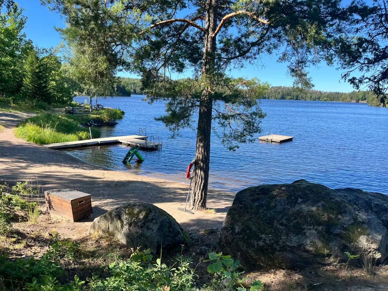 Timmerstuga vid sjö – bild 6 av 6