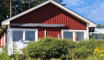 Nyrenoverad stuga i vackra Mellanfjärden