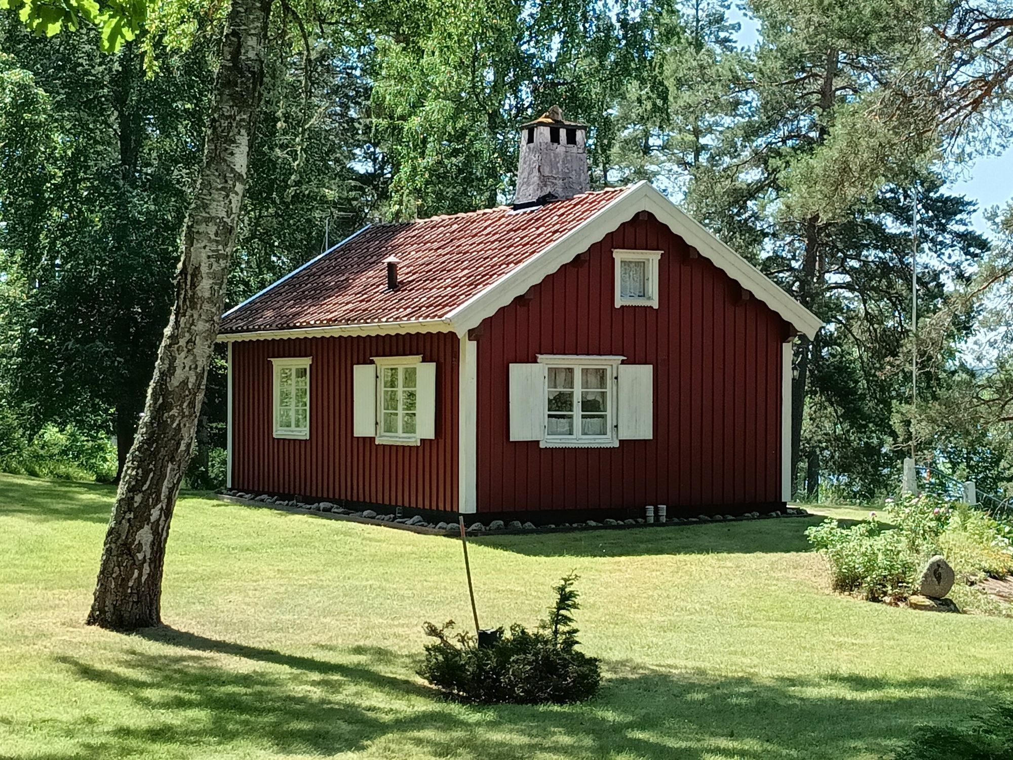 Enskilt belägen sommarstuga med egen strand – bild 13 av 14