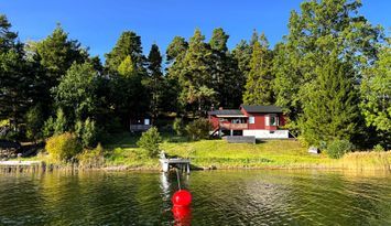 Enkel skärgårdsstuga med sjötomt och egen brygga.