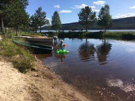 Stuga vid sjö/fjäll/båt