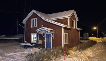 Mysig stuga nära sjö