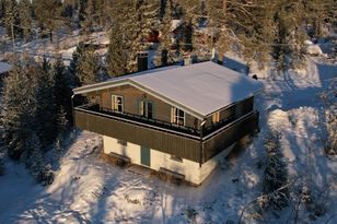 Stor stuga med skidläge och fjällutsikt