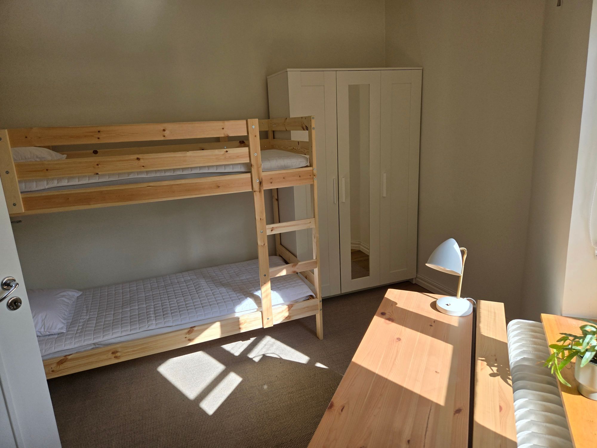 Nyrenoverad bostad i slottsmiljö – bild 8 av 11