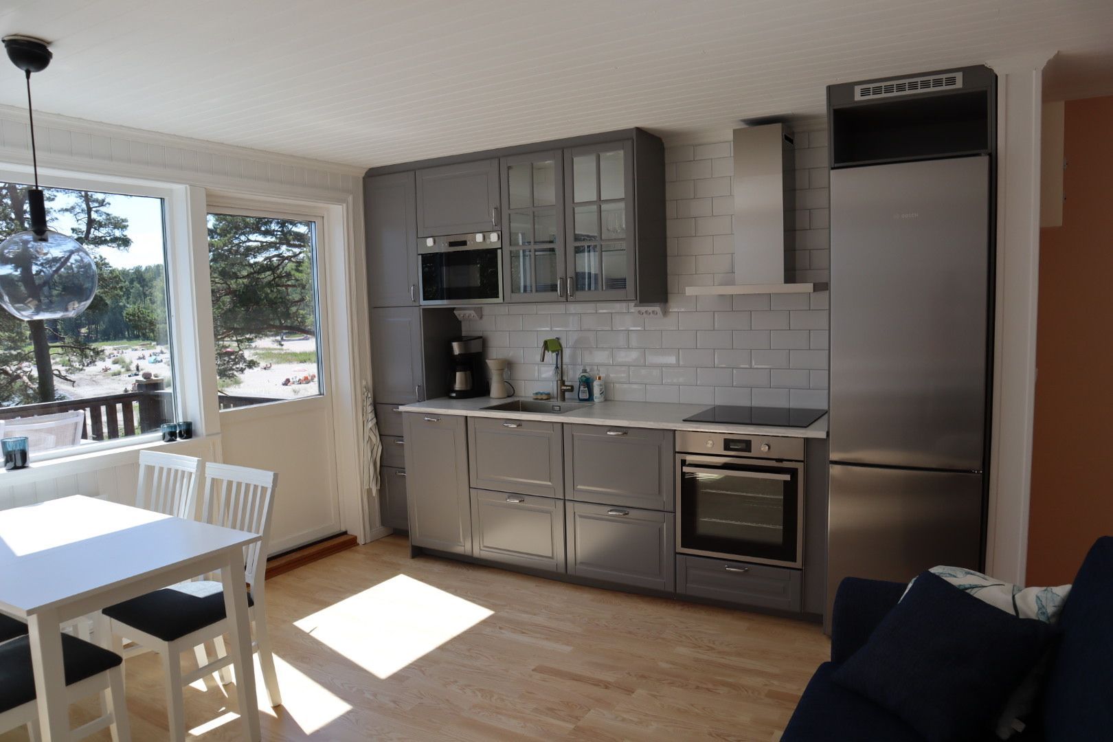 Röd liten stuga med drömläge precis vid stranden – bild 6 av 19