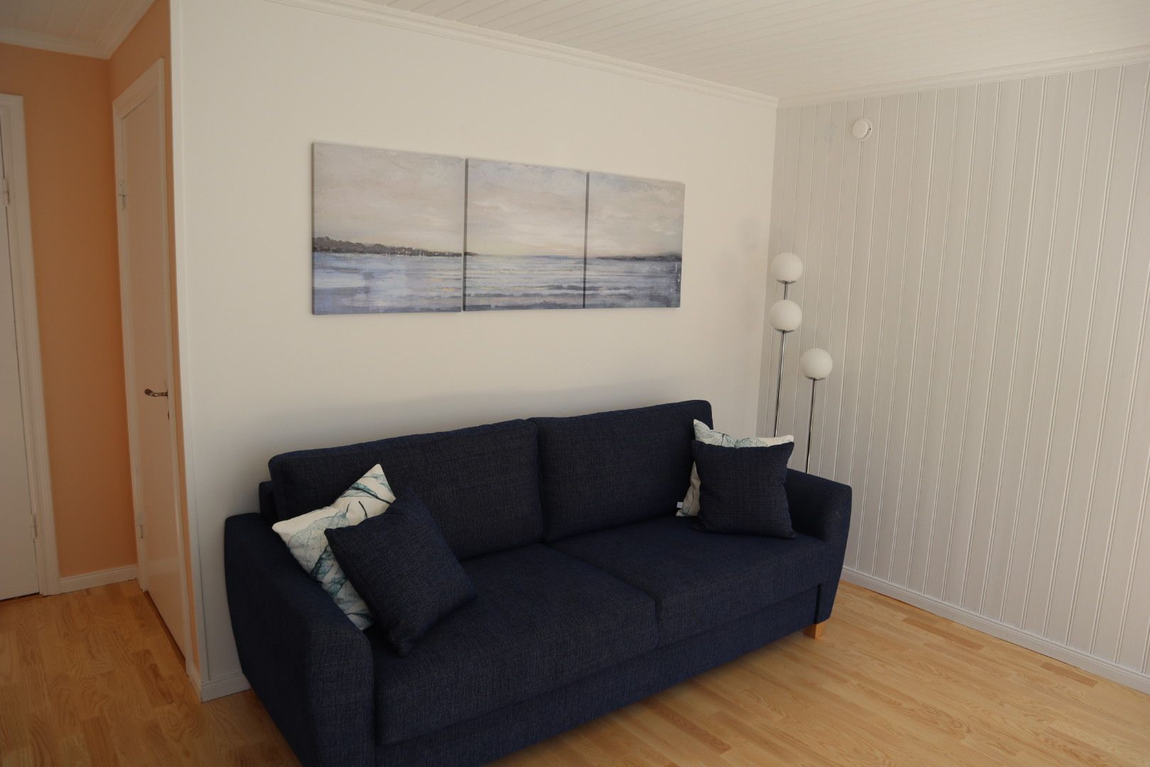 Röd liten stuga med drömläge precis vid stranden – bild 12 av 19