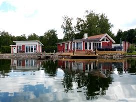 Sjötomt/sjöläge med båt och egna bryggor/trädäck