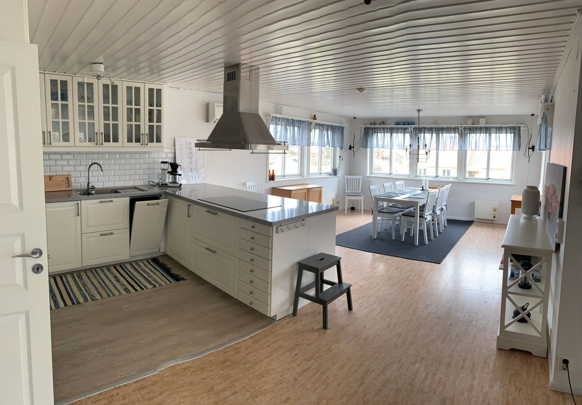Havsnära fritidshus med mysig atmosfär. – bild 7 av 10