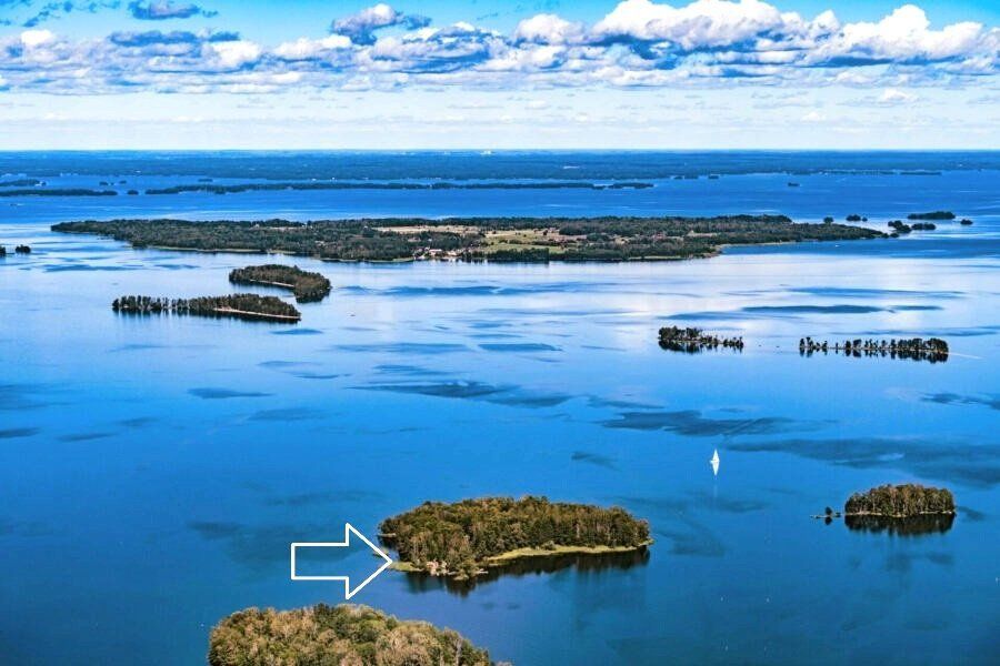 Sjötomt på egen Ö