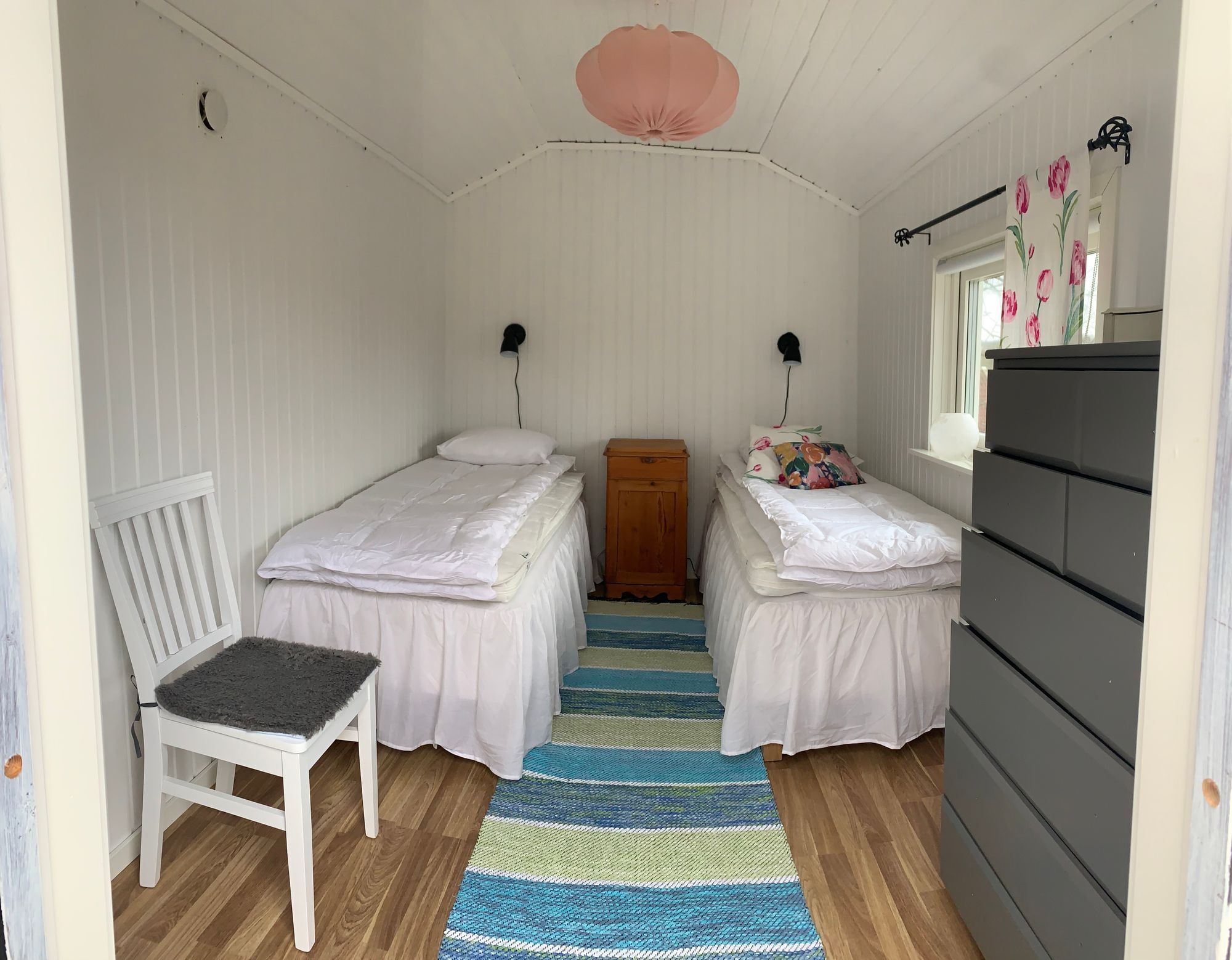 Havsnära fritidshus med mysig atmosfär. – bild 8 av 10