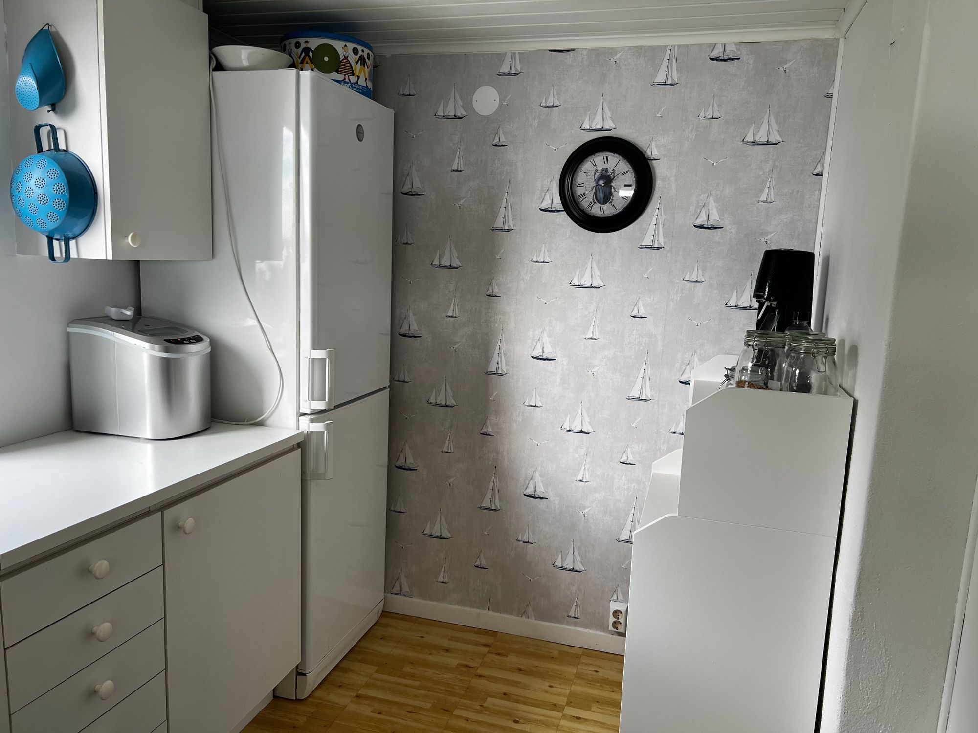 Enkel skärgårdsstuga med sjötomt och egen brygga. – bild 6 av 24