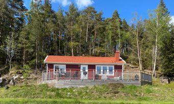 Boat, sea, views, nice cottage.ORUST