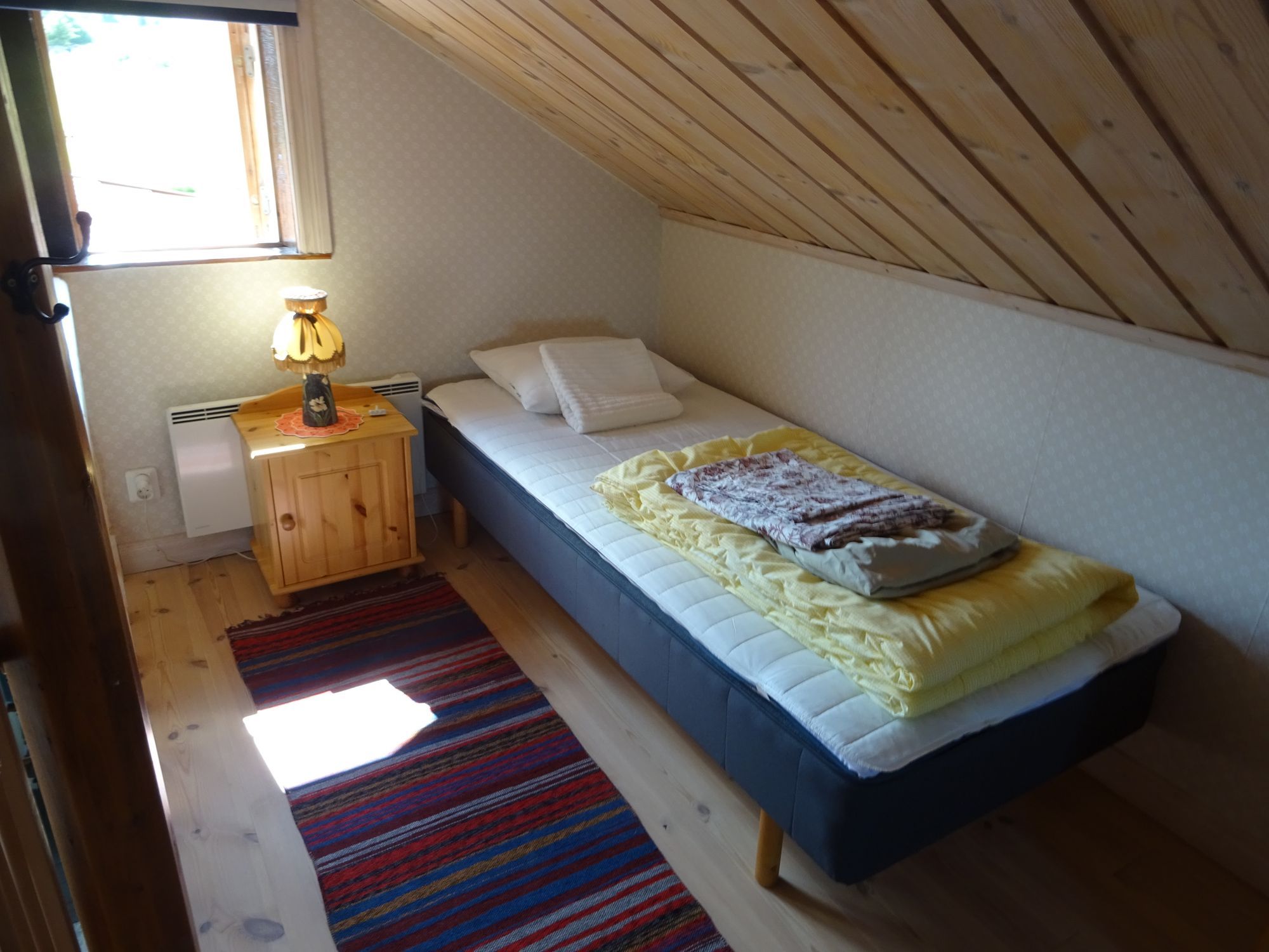 Mysig timmerstuga vid Siljans strand – bild 10 av 13