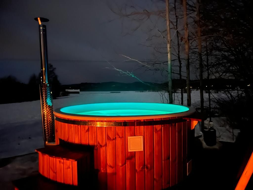 Liten mysig stuga på en liten hästgård med braskam