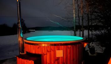 Liten mysig stuga på en liten hästgård med braskam