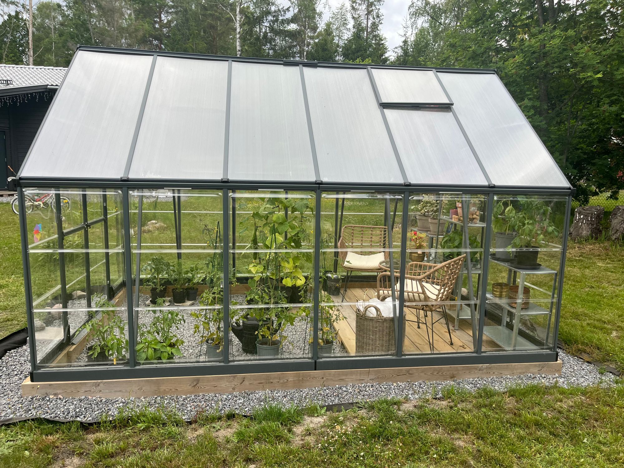 Modern, havsnära sommaroas på idylliska Dalarö – bild 3 av 11