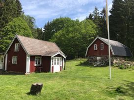 Stuga i idyllisk skogsmiljö