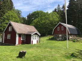 Torp i idyllisk skogsmiljö