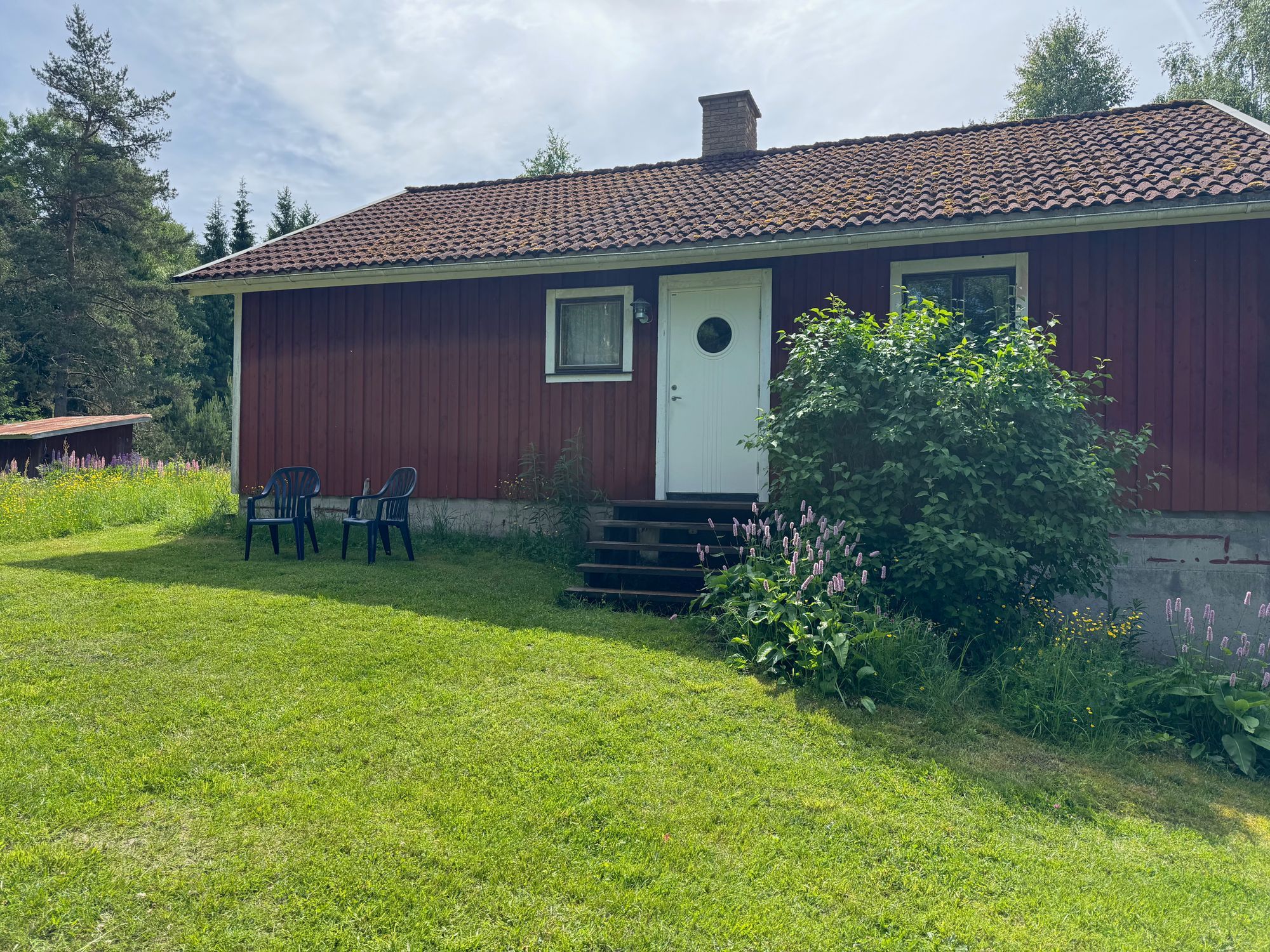 Hemtrevligt hus mitt i skogen nära egen sjö – bild 4 av 20