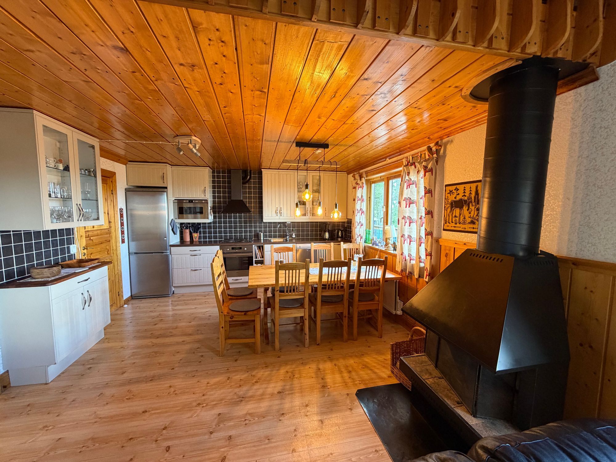 Idre fjäll! Mitt i backen ski in ski out. HUS A – bild 3 av 18