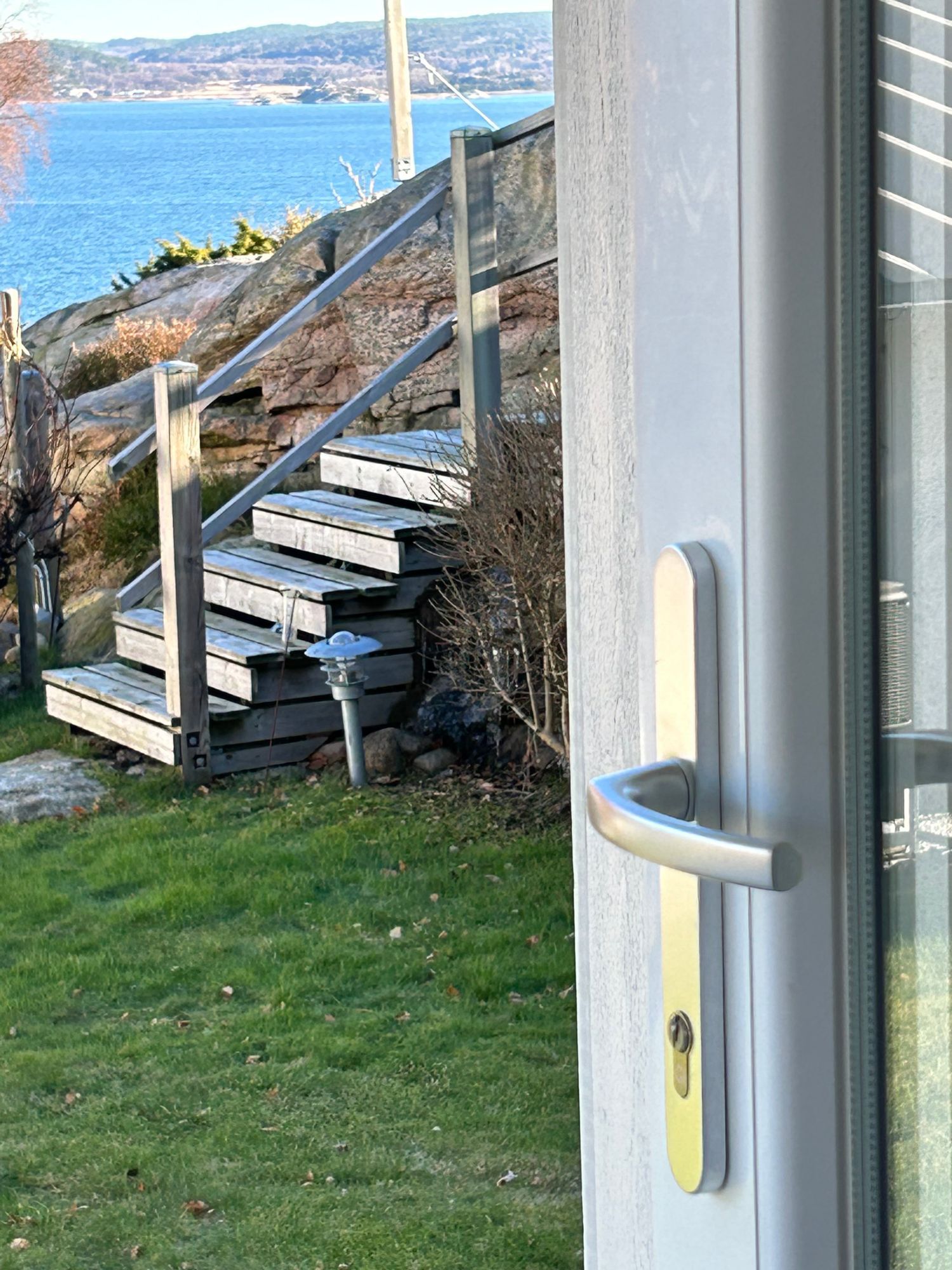Makalöst vackert beläget fritidshus med gäststuga – bild 10 av 13