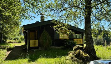 Charmig timmerstuga nära sjö – med båt och terrass