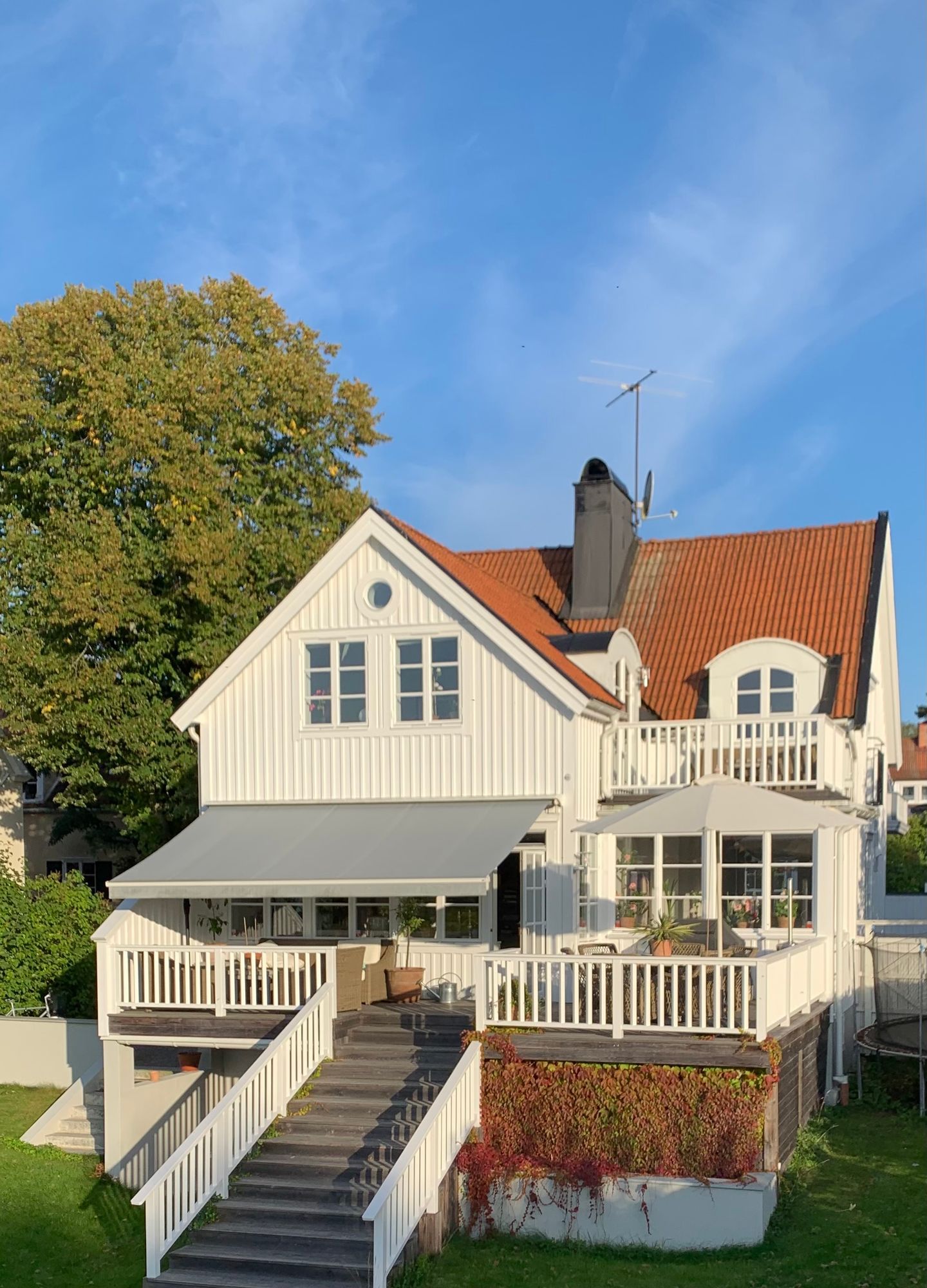 20-talscharm vid vattnet i Ålsten – bild 2 av 24