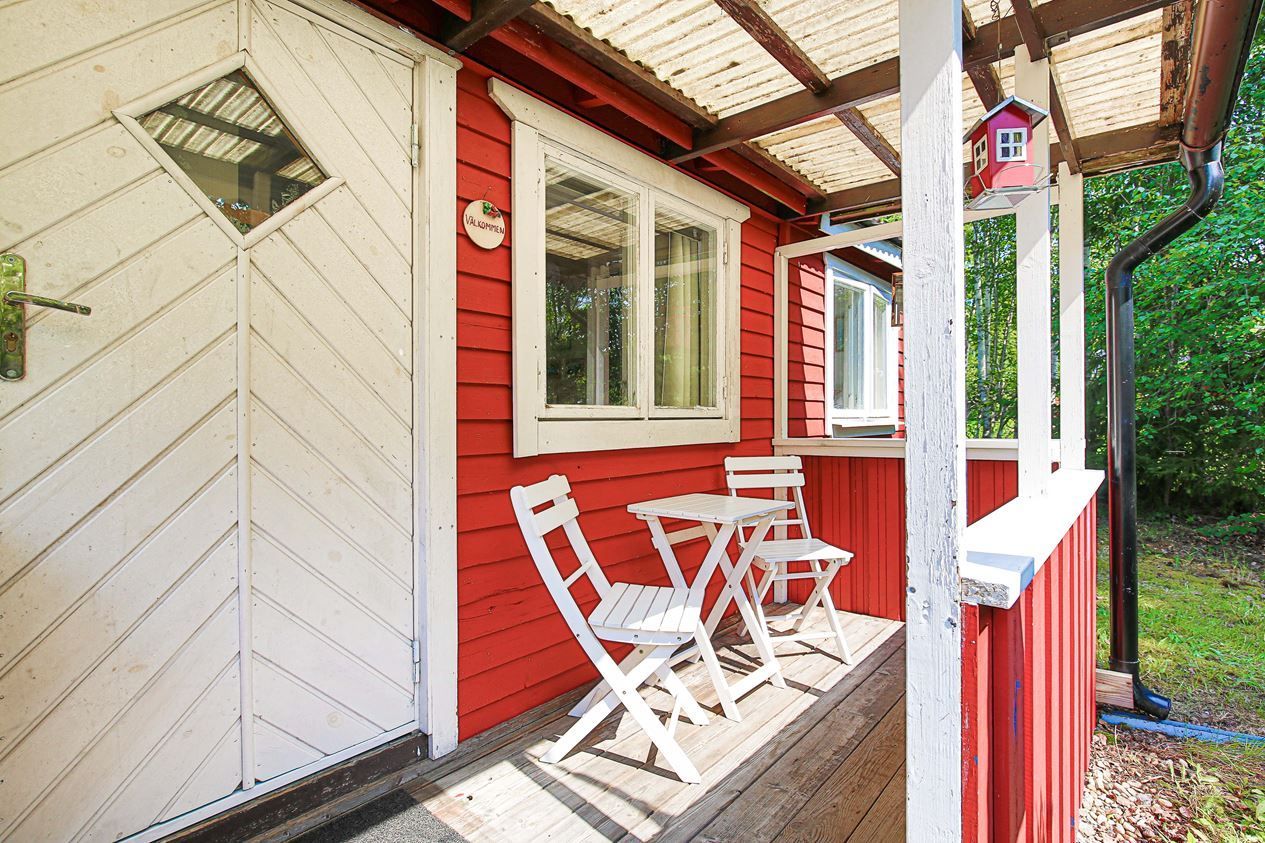 Trevlig stuga nära sjö med egen pool – bild 18 av 24
