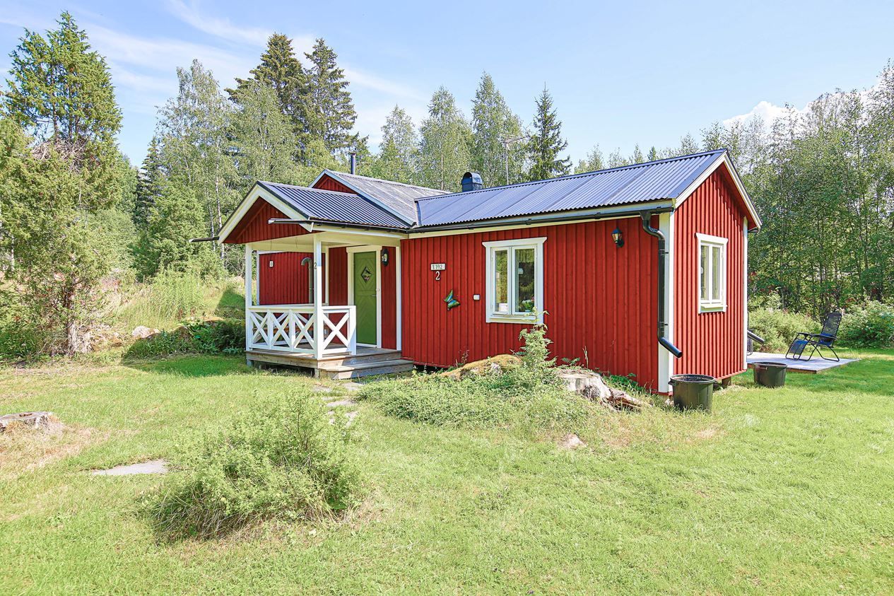 Trevlig stuga nära sjö med egen pool – bild 16 av 24