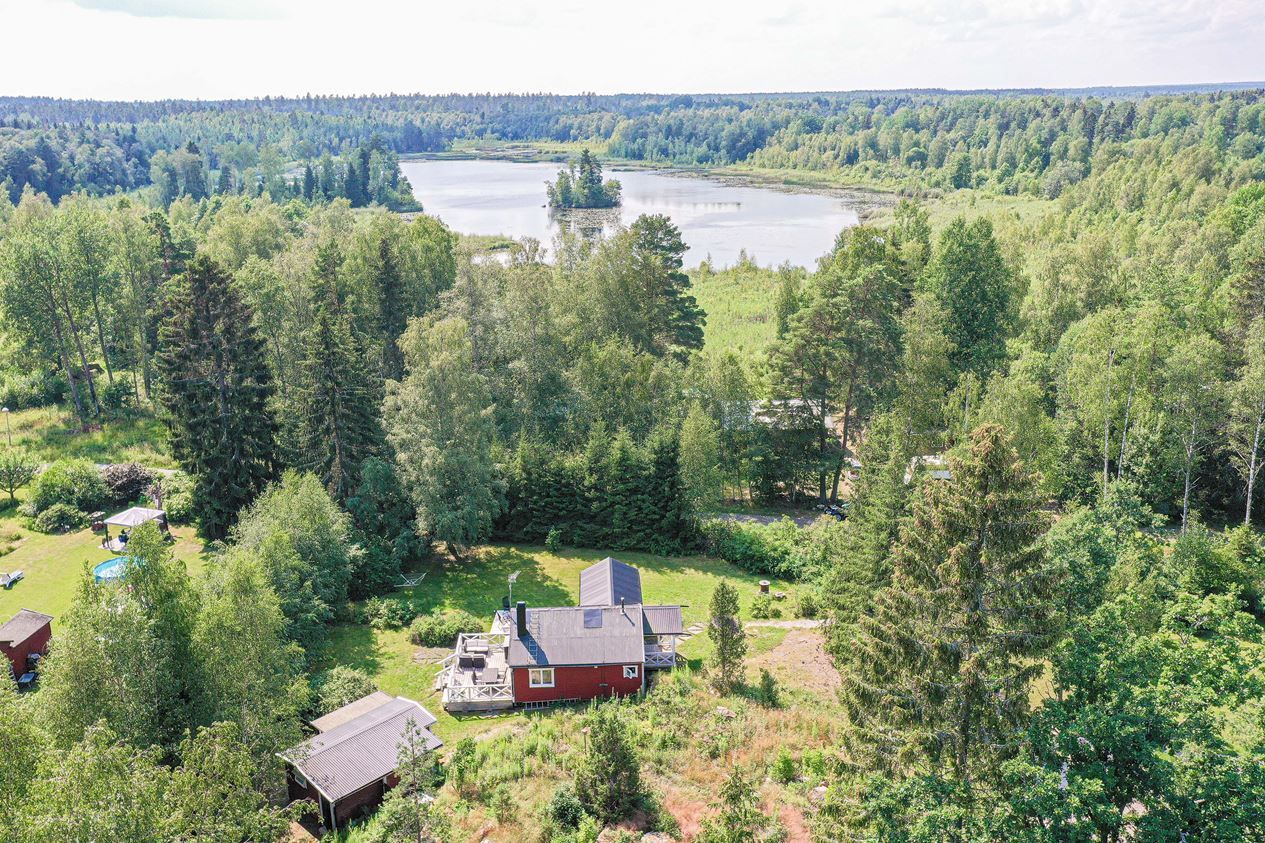 Trevlig stuga nära sjö med egen pool – bild 15 av 24
