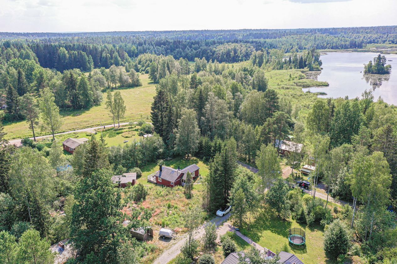 Trevlig stuga nära sjö med egen pool – bild 17 av 24