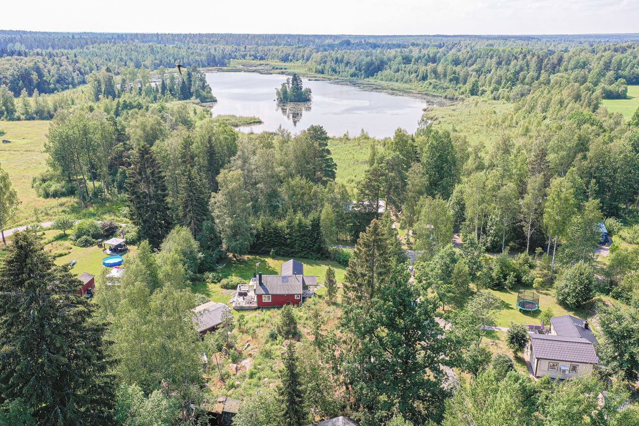 Trevlig stuga nära sjö med egen pool – bild 19 av 24