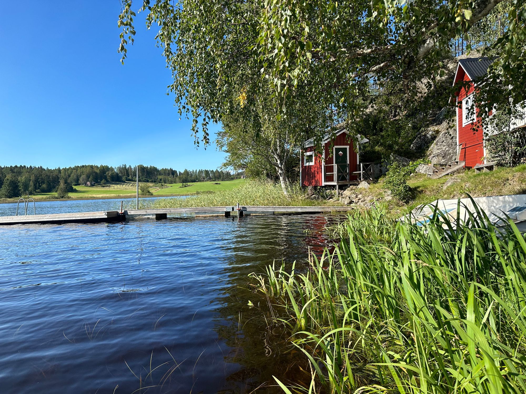 Stuga med sjötomt – bild 4 av 24