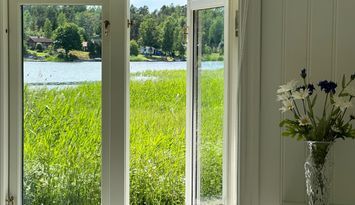 Havsvik: 25 meter. Motorbåt + kanot. Diskmaskin.