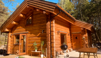 Modernt timmerhus i vacker natur